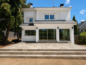 Fachada y porche de la vivienda unifamiliar reformada · reforma integral en Torrelodones