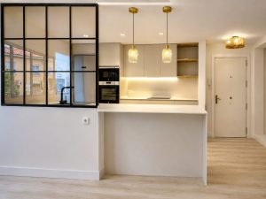 Hall de entrada con armario a medida – reforma integral de vivienda en Torrelodones