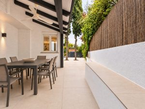 Porche con techo de vigas y comedor exterior – reforma de terraza y patio en Pozuelo de Alarcón