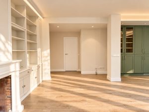 Salón luminoso con suelo efecto madera – reforma integral de piso en Madrid