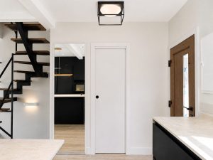 Entrada con vistas a la cocina – reforma integral de chalet en Los Peñascales, Torrelodones
