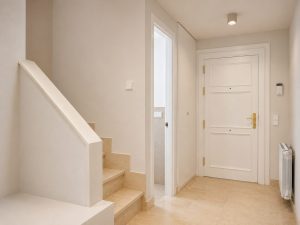 Entrada de la vivienda reformada – reforma integral en Torrelodones