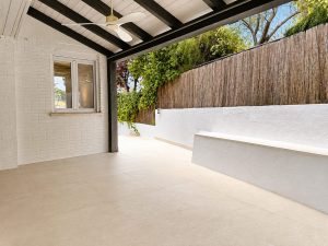 Porche con techo de vigas y comedor exterior – reforma de terraza y patio en Pozuelo de Alarcón