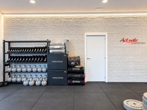 Sala de entrenamiento con iluminación LED – reforma de local para centro de entrenamiento en Torrelodones