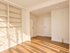 Salón luminoso con suelo efecto madera – reforma integral de piso en Madrid