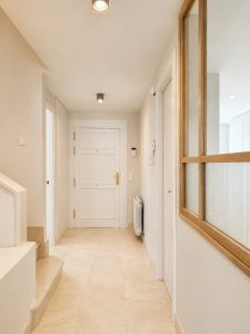 Entrada de la vivienda reformada – reforma integral en Torrelodones