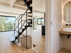 Escalera volada de acero negro y madera – reforma integral de chalet en Los Peñascales, Torrelodones