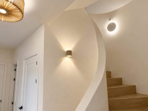 Escalera revestida en porcelánico efecto madera – reforma integral de chalet en Torrelodones