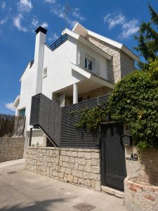 Fachada y porche de la vivienda unifamiliar reformada · reforma integral en Torrelodones
