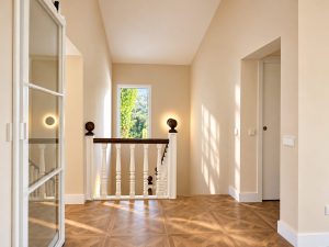 Hall y escalera en la reforma integral de un chalet en Las Rozas