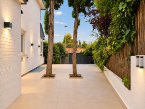 Patio con suelo porcelánico blanco – reforma de terraza y patio en Pozuelo de Alarcón