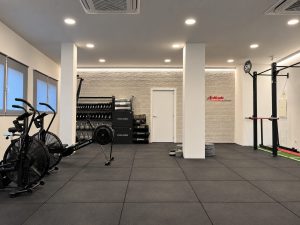 Sala de entrenamiento con iluminación LED – reforma de local para centro de entrenamiento en Torrelodones