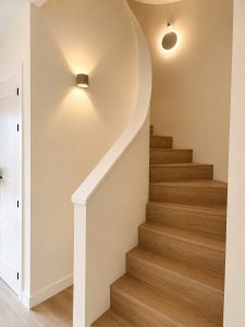 Escalera revestida en porcelánico efecto madera – reforma integral de chalet en Torrelodones