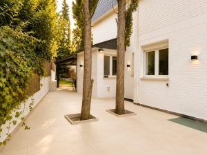 Patio con suelo porcelánico blanco – reforma de terraza y patio en Pozuelo de Alarcón