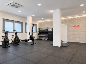 Sala de entrenamiento con iluminación LED – reforma de local para centro de entrenamiento en Torrelodones