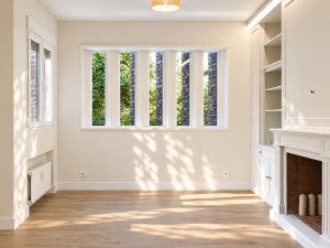Salón con chimenea y librerías lacadas – reforma integral de piso en Madrid