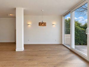 Salón con apliques de pared y lámpara de fibra natural, reforma integral en Alcobendas