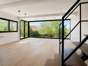 Salón con fijo acristalado de gran formato – reforma integral de chalet en Los Peñascales, Torrelodones