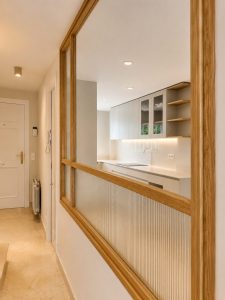 Hall con panel de vidrio – reforma integral en Torrelodones