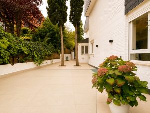 Patio con suelo porcelánico blanco – reforma de terraza y patio en Pozuelo de Alarcón
