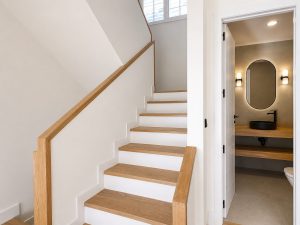 Recibidor con escalera de madera de la vivienda reformada · reforma integral en Torrelodones