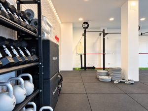 Sala de entrenamiento con iluminación LED – reforma de local para centro de entrenamiento en Torrelodones