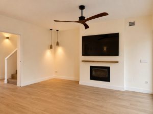 Salón con ventilador de techo – reforma integral de chalet en Torrelodones