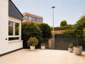 Patio con suelo porcelánico blanco – reforma de terraza y patio en Pozuelo de Alarcón