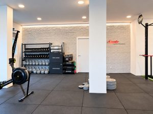 Sala de entrenamiento con iluminación LED – reforma de local para centro de entrenamiento en Torrelodones