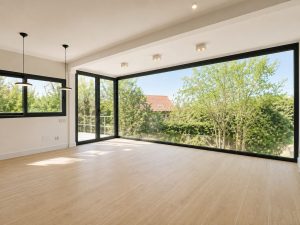 Salón con fijo acristalado de gran formato – reforma integral de chalet en Los Peñascales, Torrelodones