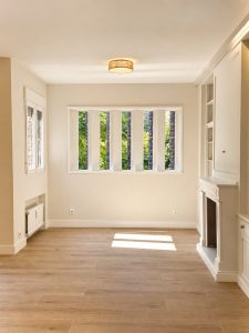 Salón luminoso con suelo efecto madera – reforma integral de piso en Madrid