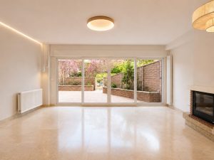 Salón con gran ventanal nuevo – reforma integral en Torrelodones