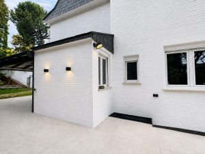 Fachada iluminada con apliques – reforma de terraza y patio en Pozuelo de Alarcón