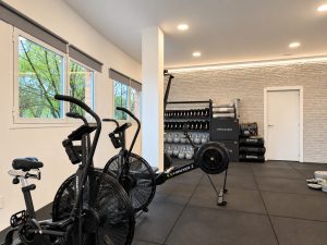 Sala de entrenamiento con iluminación LED – reforma de local para centro de entrenamiento en Torrelodones