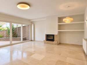 Salón con chimenea de leña – reforma integral en Torrelodones