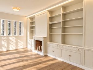 Librerías a medida lacadas en blanco – reforma integral de piso en Madrid