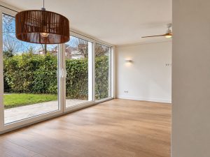 Ventanal en esquina del salón con vistas al jardín, chalet reformado en Alcobendas