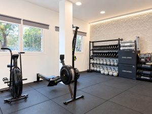 Sala de entrenamiento con iluminación LED – reforma de local para centro de entrenamiento en Torrelodones