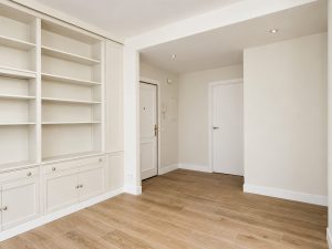 Librerías a medida lacadas en blanco – reforma integral de piso en Madrid