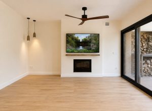 Salón con ventilador de techo – reforma integral de chalet en Torrelodones