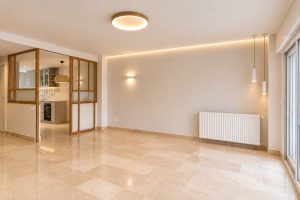 Salón con gran ventanal nuevo – reforma integral en Torrelodones
