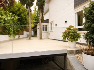 Terraza nueva con barandilla de cristal – reforma de terraza y patio en Pozuelo de Alarcón