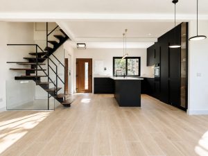 Cocina negra con isla – reforma integral de chalet en Los Peñascales, Torrelodones