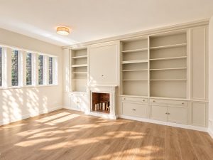 Librerías a medida lacadas en blanco – reforma integral de piso en Madrid