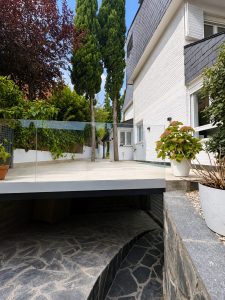 Terraza nueva con barandilla de cristal – reforma de terraza y patio en Pozuelo de Alarcón