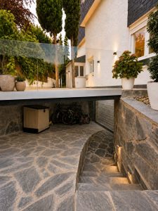 Rampa y escalera de piedra al garaje – reforma de terraza y patio en Pozuelo de Alarcón