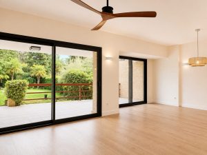 Salón abierto al jardín – reforma integral de chalet en Torrelodones
