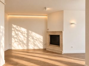 Chimenea con iluminación indirecta en techo, reforma de salón en Alcobendas