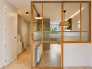 Cocina acristalada con carpintería de roble – reforma integral en Torrelodones