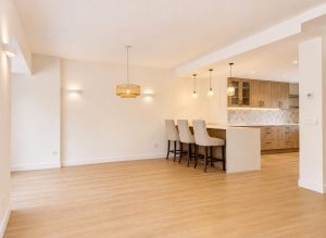 Comedor junto a la cocina abierta – reforma integral de chalet en Torrelodones